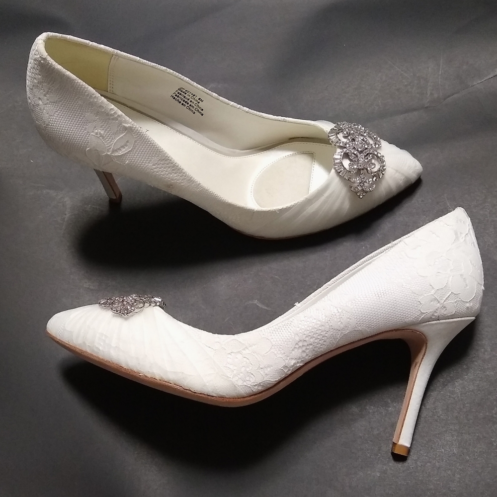 TRULY ZAC POSEN white lacy jeweled heels, 8
